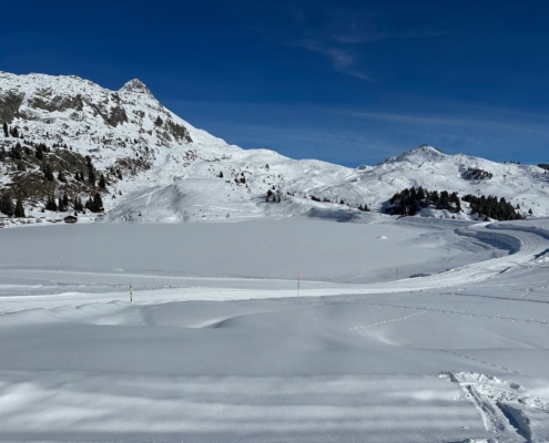 Bettmersee mit Hintergrund Skipiste